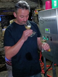 Vorher und nachher! Bei der Filtration werden feinste Trubstoffe und Gärungshefen aus dem Jungwein herausgefiltert. Dabei ist es hochinteressant, die geschmacklichen und geruchlichen Veränderungen der einzelnen Gewächse wahrzunehmen.